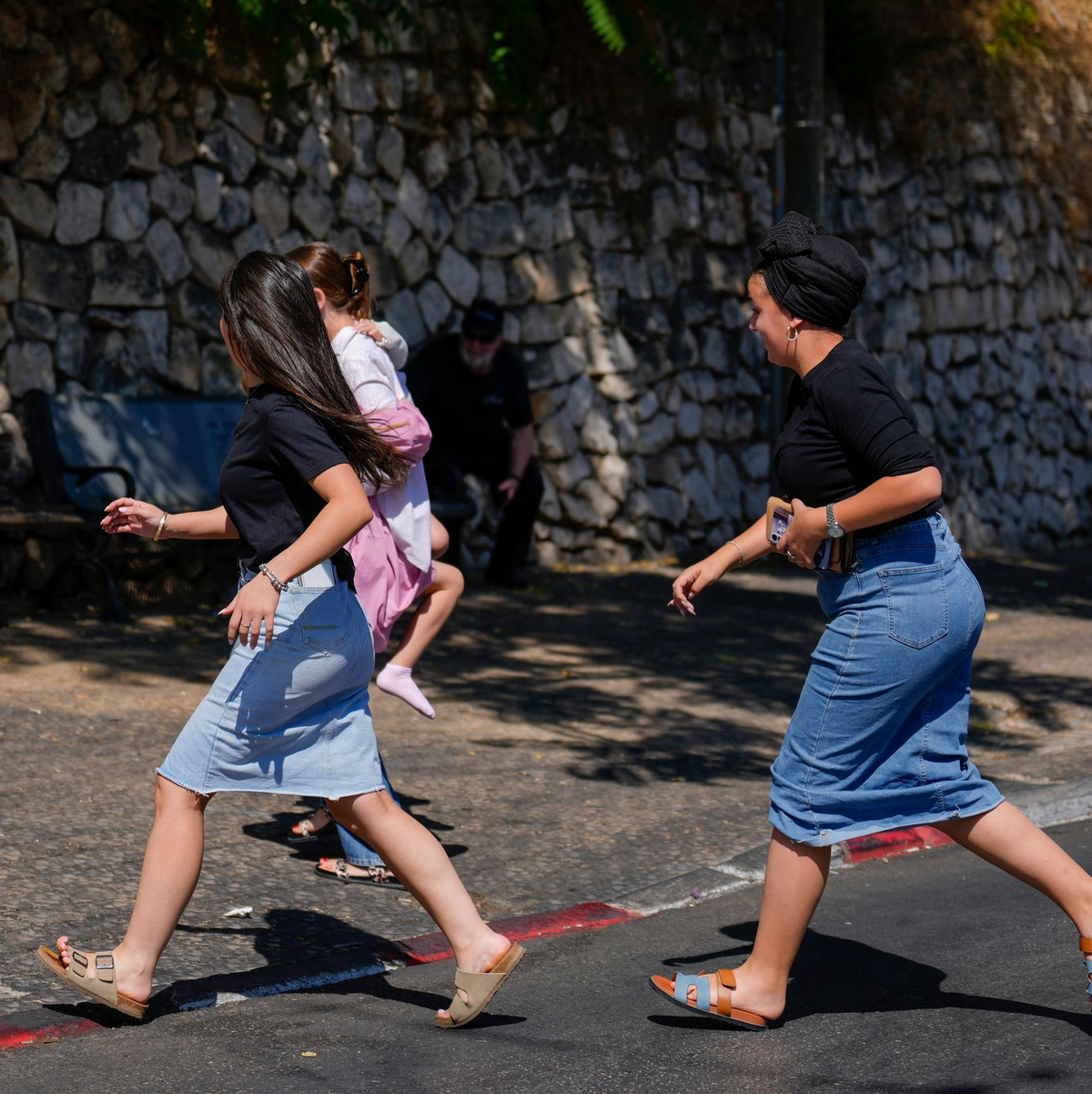 In mehreren Teilen Israels wurde Luftalarm ausgelöst. - Foto: Ariel Schalit/AP/dpa