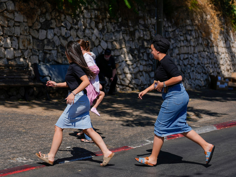 Die israelische Armee hat den Abschuss iranischer Raketen Richtung Israel gemeldet und die Menschen aufgerufen, Schutzräume aufzusuchen - Foto: Ariel Schalit/AP/dpa