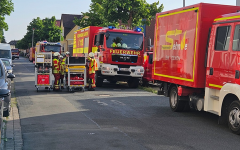 FW Lehrte: Verpuffung in chemischer Fabrik - Großeinsatz in Lehrte erweist sich als Übung - Foto: presseportal.de FW Lehrte: Verpuffung in chemischer Fabrik - Großeinsatz in Lehrte erweist sich als Übung - Foto: presseportal.de