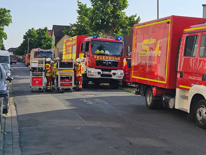 FW Lehrte: Verpuffung in chemischer Fabrik - Großeinsatz in Lehrte erweist sich als Übung - Foto: presseportal.de