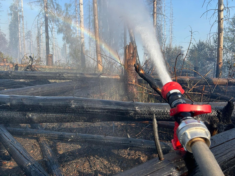 FW Kreis Soest: Zweite Folgemeldung zum Waldbrand in Möhnesee: Brand unter Kontrolle - Löscharbeiten dauern an - Foto: presseportal.de