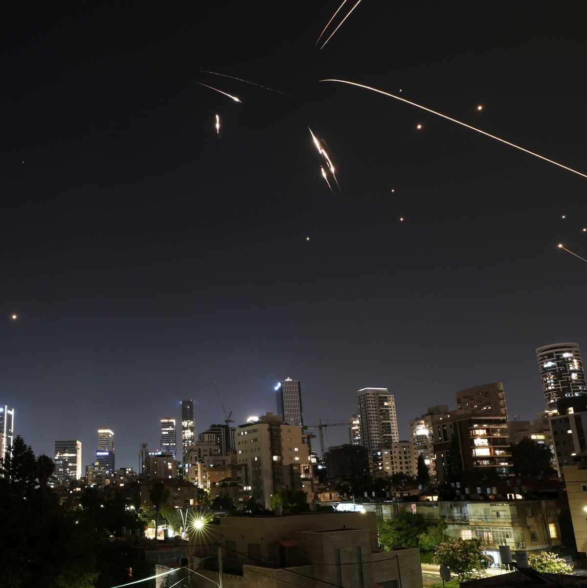 Tausende Israelis demonstrierten in Tel Aviv und anderen Städten für die Freilassung der in den Gazastreifen verschleppten Geiseln.  - Foto: Oded Balilty/AP/dpa