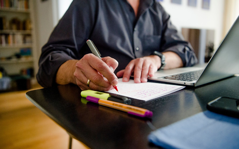 Noch darf laut die werktägliche Arbeitszeit in der Regel acht Stunden nicht überschreiten - das soll sich ändern. (Symbolbild) - Foto: Finn Winkler/dpa/dpa-tmn Noch darf laut die werktägliche Arbeitszeit in der Regel acht Stunden nicht überschreiten - das soll sich ändern. (Symbolbild) - Foto: Finn Winkler/dpa/dpa-tmn