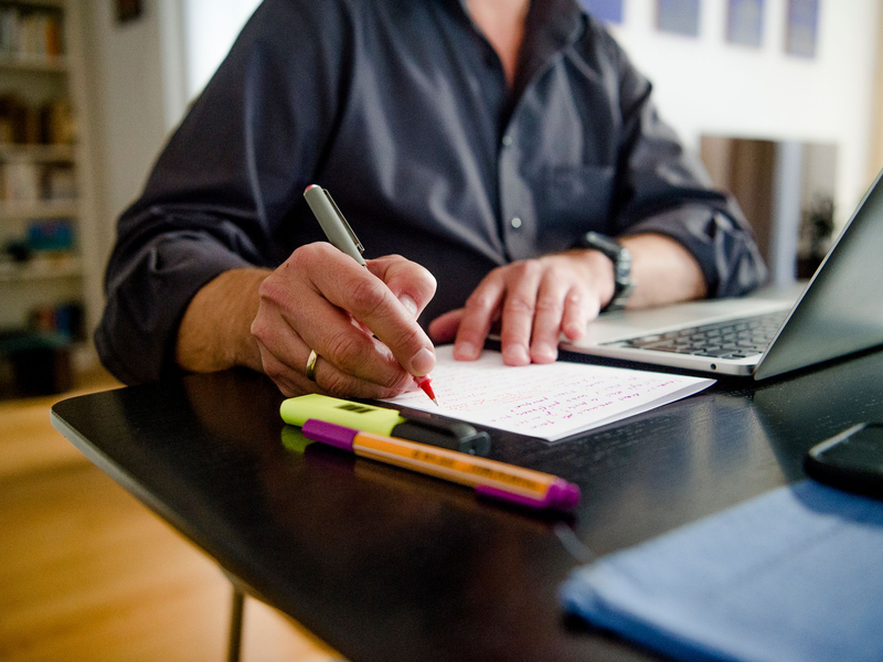 Noch darf laut die werktägliche Arbeitszeit in der Regel acht Stunden nicht überschreiten - das soll sich ändern. (Symbolbild) - Foto: Finn Winkler/dpa/dpa-tmn