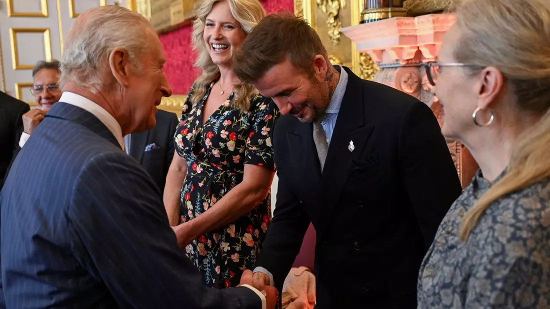 Der britische König Charles III (l) und David Beckham kennen sich seit Jahren persönlich. - Bild: Chris J. Ratcliffe/Pool Reuters/AP/dpa