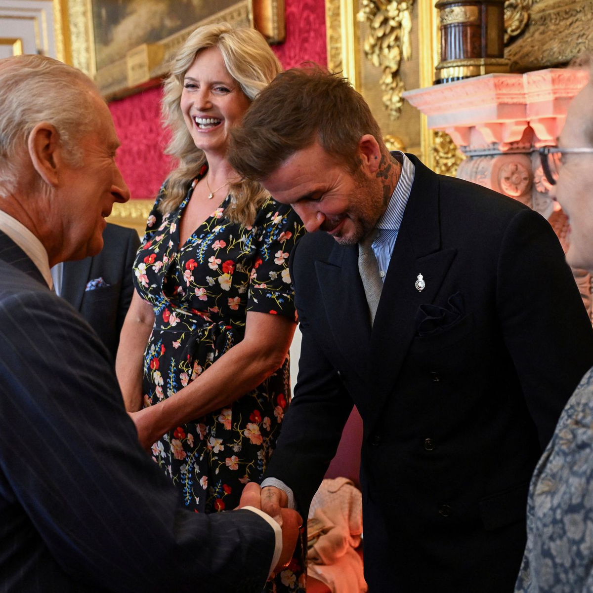 Der britische König Charles III (l) und David Beckham kennen sich seit Jahren persönlich. - Foto: Chris J. Ratcliffe/Pool Reuters/AP/dpa