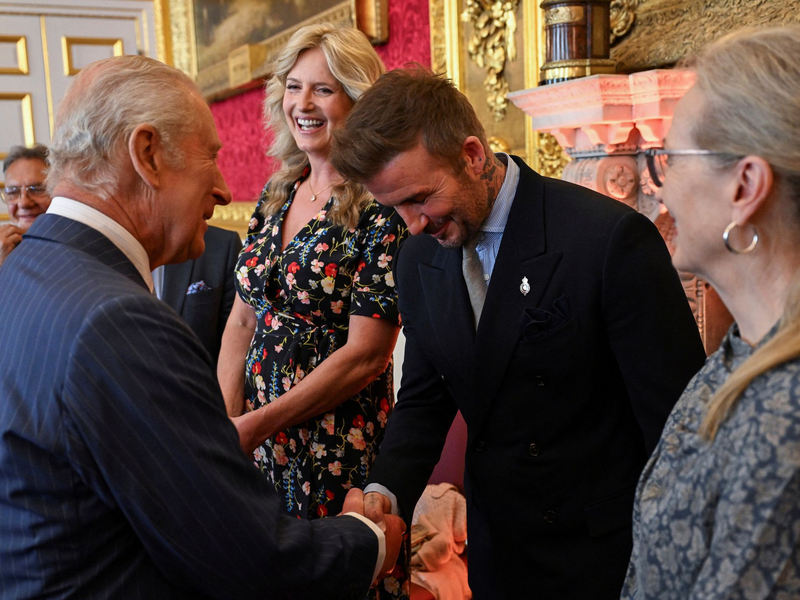 Der britische König Charles III (l) und David Beckham kennen sich seit Jahren persönlich. - Foto: Chris J. Ratcliffe/Pool Reuters/AP/dpa