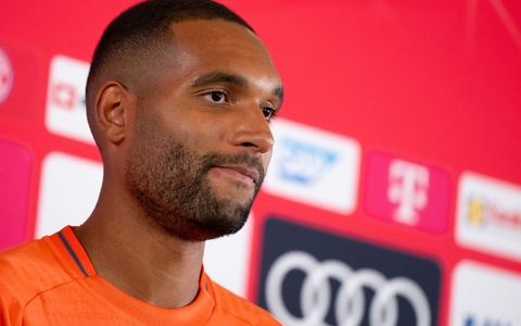 Jonathan Tah (l) und Sportdirektor Christoph Freund. Der Nationalspieler wird beim FC Bayern im Trikot mit der Nummer vier auflaufen. - Foto: Sven Hoppe/dpa