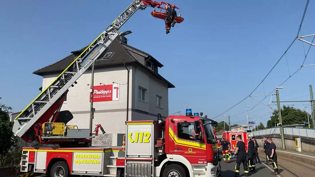 FW-DO: Verletzte Person von Dach in Dortmund-Wickede gerettet - Bild: presseportal.de