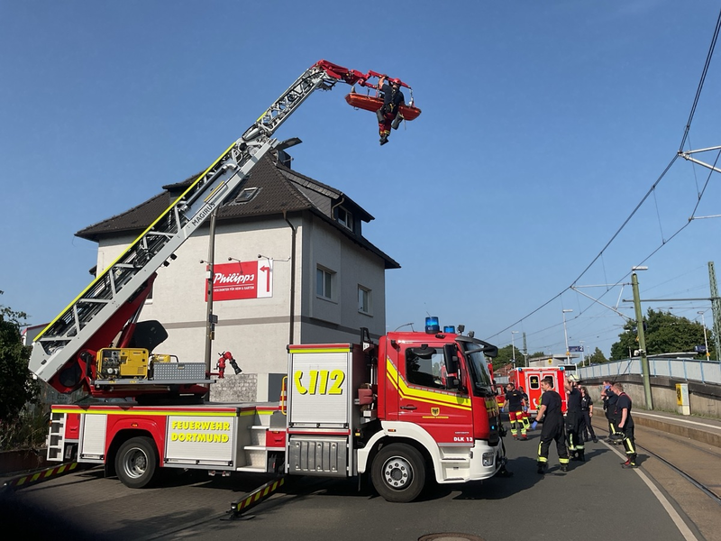 FW-DO: Verletzte Person von Dach in Dortmund-Wickede gerettet - Foto: presseportal.de