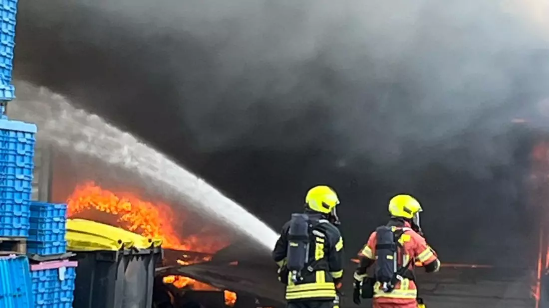 FW-Velbert: Lagerhalle brennt in voller Ausdehnung - Bild: presseportal.de