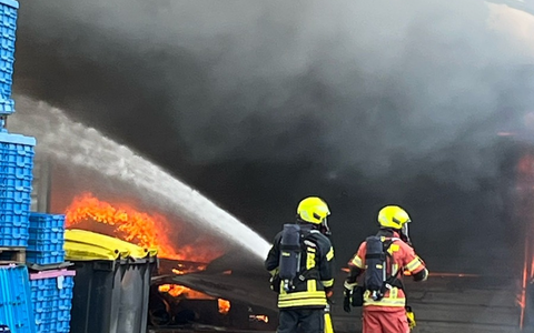 FW-Velbert: Lagerhalle brennt in voller Ausdehnung - Foto: presseportal.de