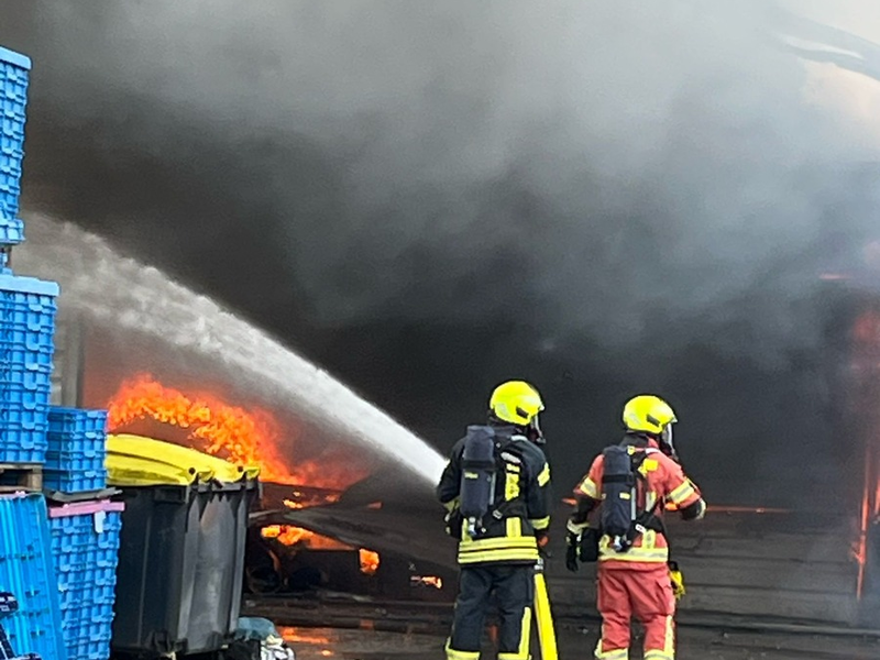 FW-Velbert: Lagerhalle brennt in voller Ausdehnung - Foto: presseportal.de