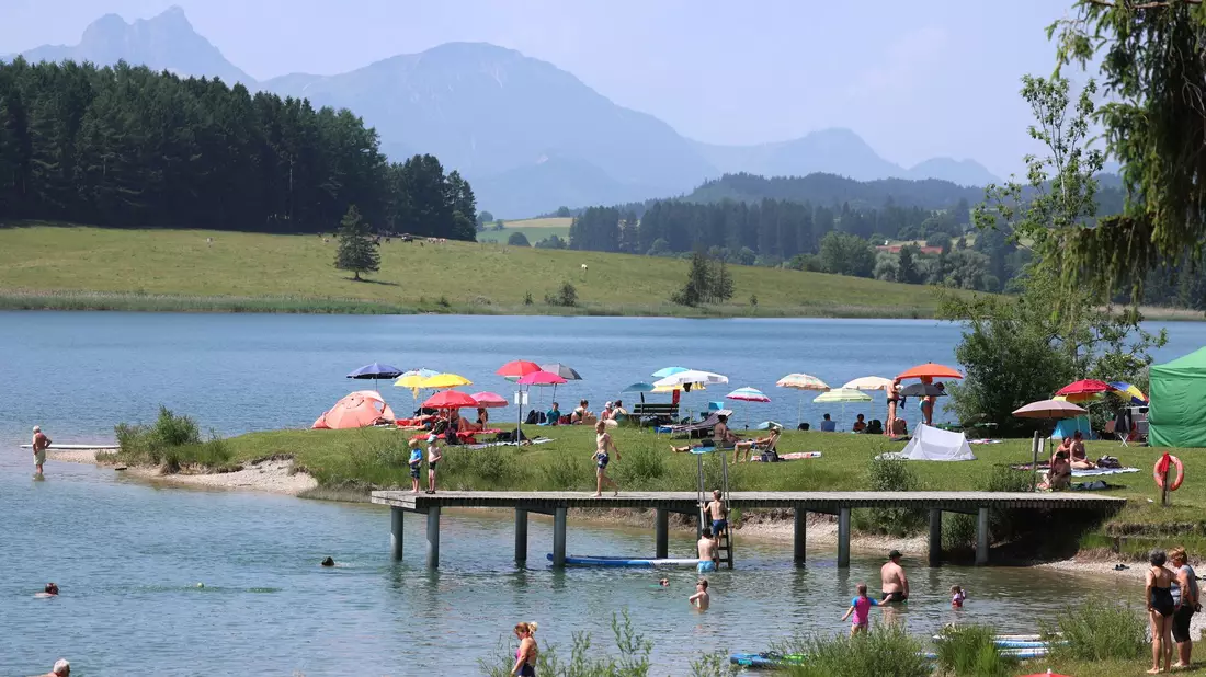 Ausflügler suchen Abkühlung am Illasbergsee im Allgäu. - Bild: Karl-Josef Hildenbrand/dpa