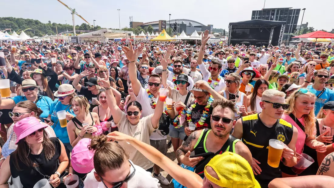 Mickie Krause gab sich beim Festival «Inselfieber» auch die Ehre. - Bild: Christoph Reichwein/dpa