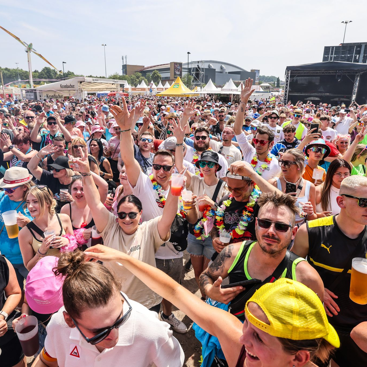 Mickie Krause gab sich beim Festival «Inselfieber» auch die Ehre. - Foto: Christoph Reichwein/dpa