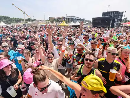 Mickie Krause gab sich beim Festival «Inselfieber» auch die Ehre. - Foto: Christoph Reichwein/dpa
