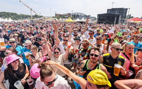 Mickie Krause gab sich beim Festival «Inselfieber» auch die Ehre. - Foto: Christoph Reichwein/dpa
