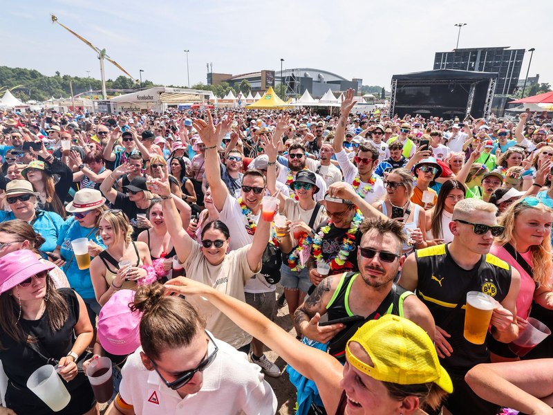 Mickie Krause gab sich beim Festival «Inselfieber» auch die Ehre. - Foto: Christoph Reichwein/dpa