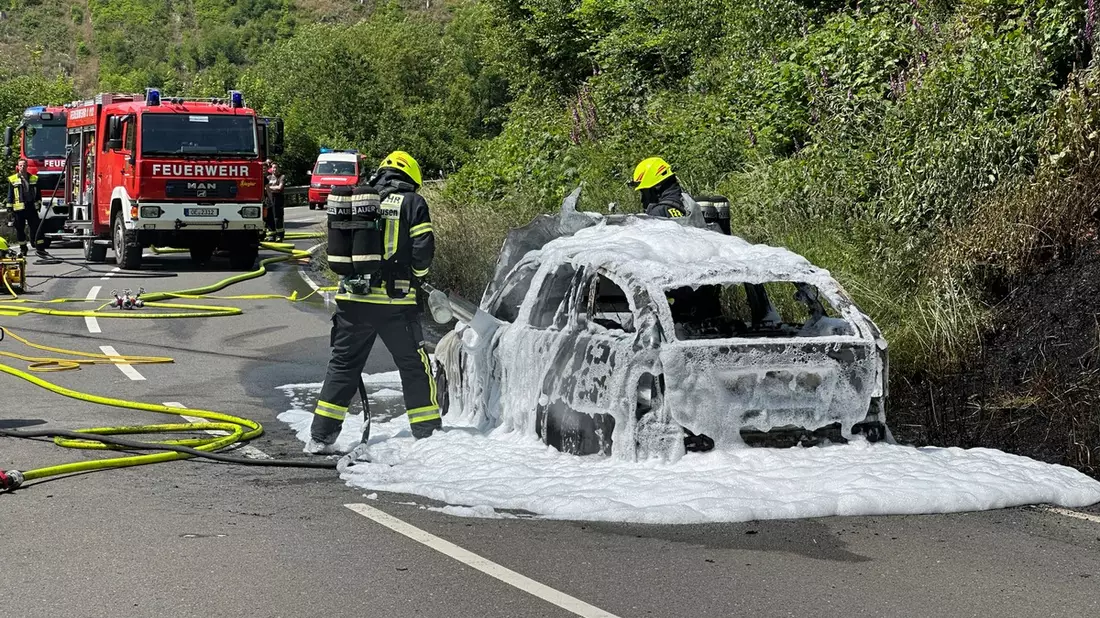 FW Finnentrop: PKW-Brand in Rönkhausen - Bild: presseportal.de
