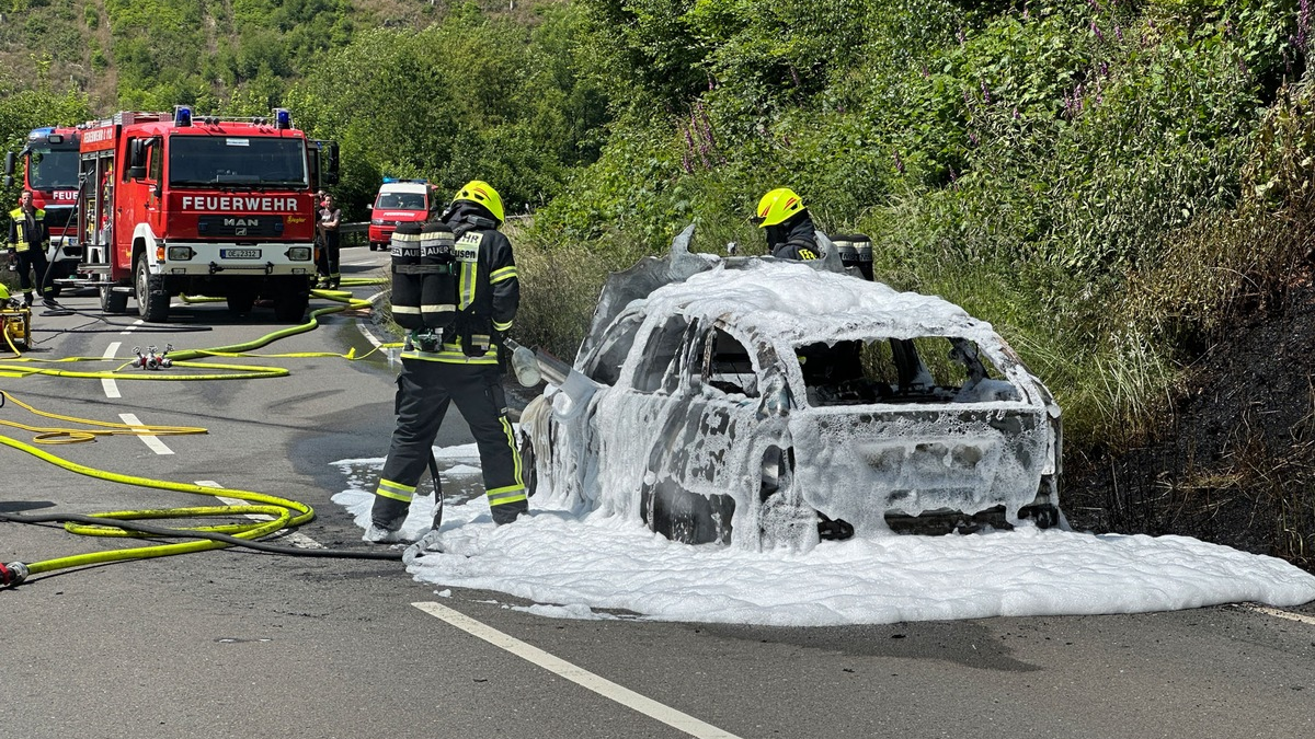 FW Finnentrop: PKW-Brand in Rönkhausen - Foto: presseportal.de