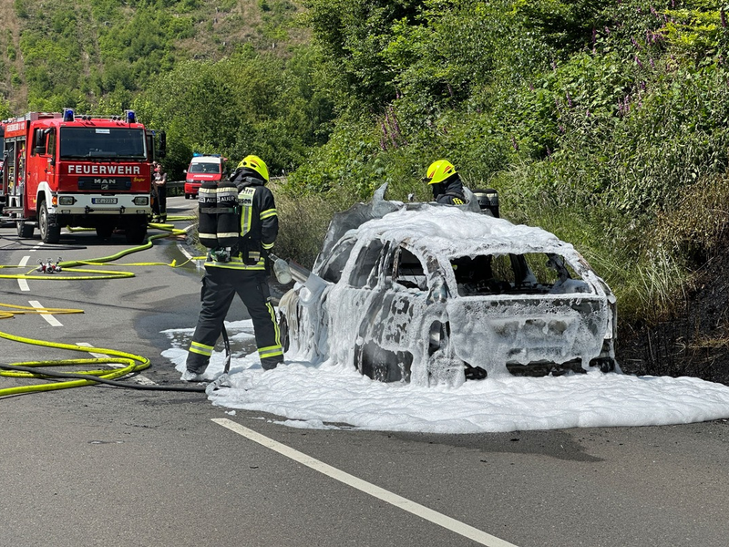 FW Finnentrop: PKW-Brand in Rönkhausen - Foto: presseportal.de