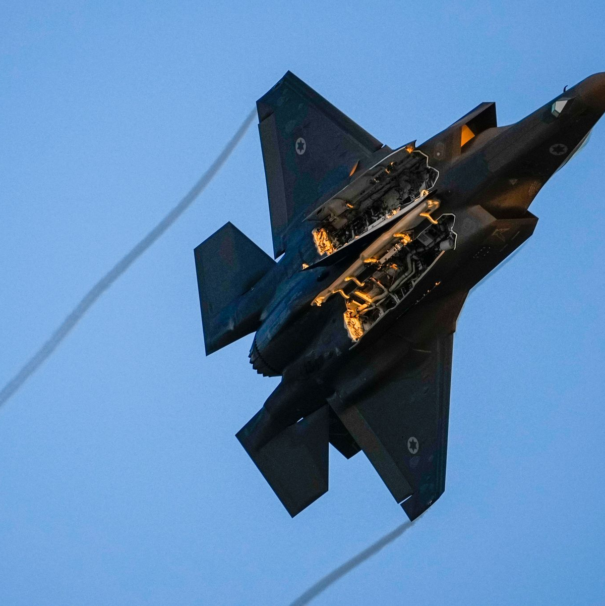 Nach Angaben der israelische Armee ist die iranische Luftabwehr in Teheran inzwischen so weit geschwächt, dass die israelischen Kampfjets dort «frei Bahn» hätten. - Foto: Tsafrir Abayov/AP/dpa