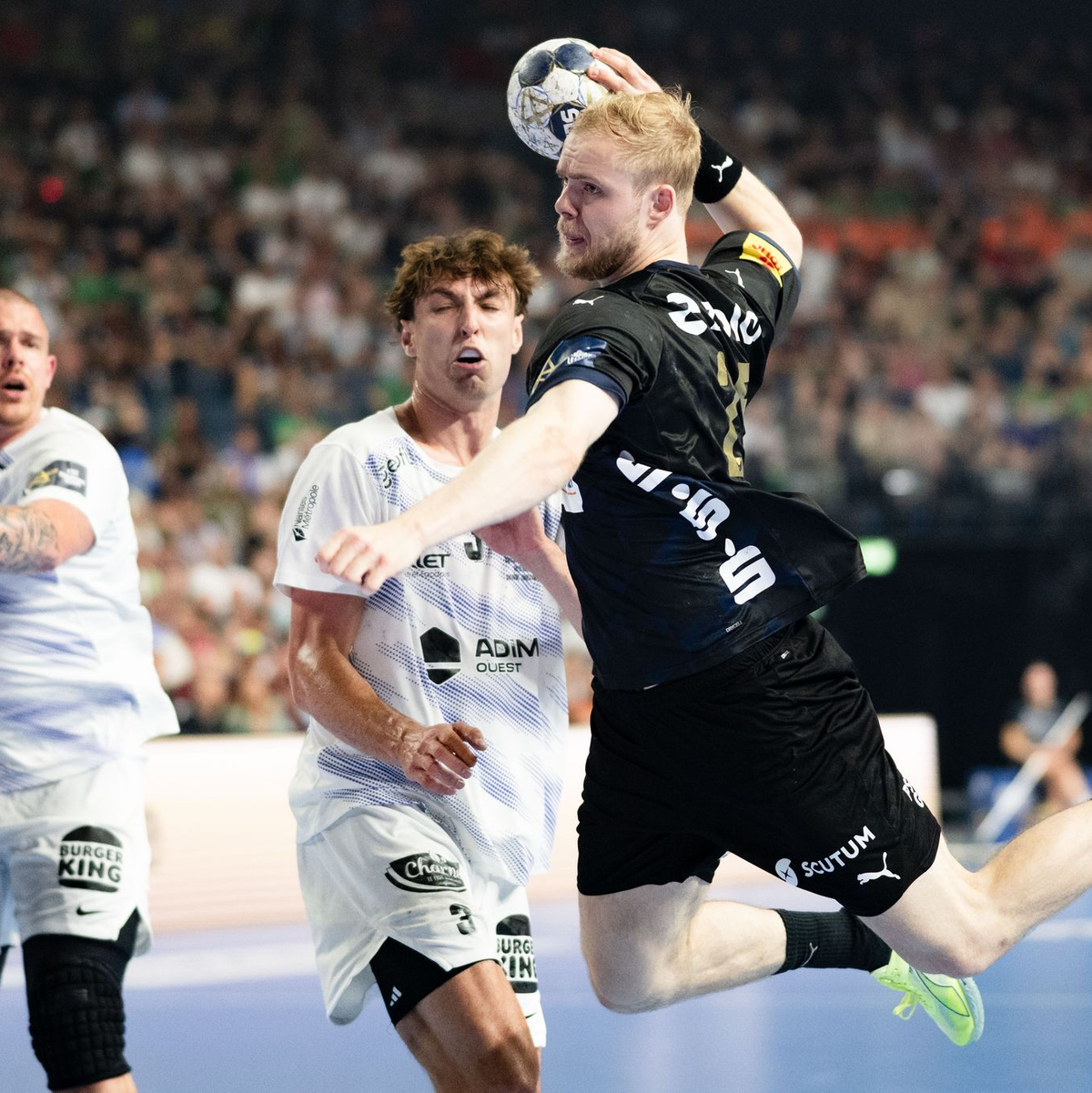 Musste nach einer Roten Karte früh vom Feld: Berlins Superstar Mathias Gidsel. - Foto: Marius Becker/dpa