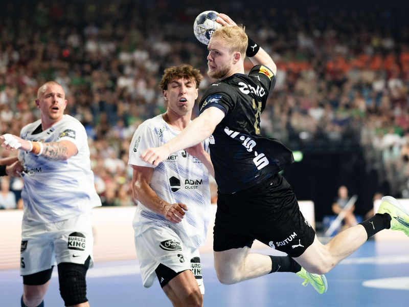 Musste nach einer Roten Karte früh vom Feld: Berlins Superstar Mathias Gidsel. - Foto: Marius Becker/dpa