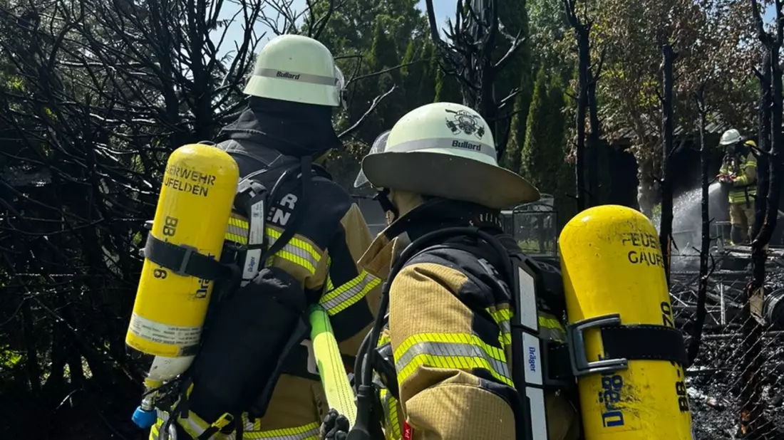 FW Gäufelden: Ausgedehnter Heckenbrand mit Wohnwagen in Vollbrand - Bild: presseportal.de