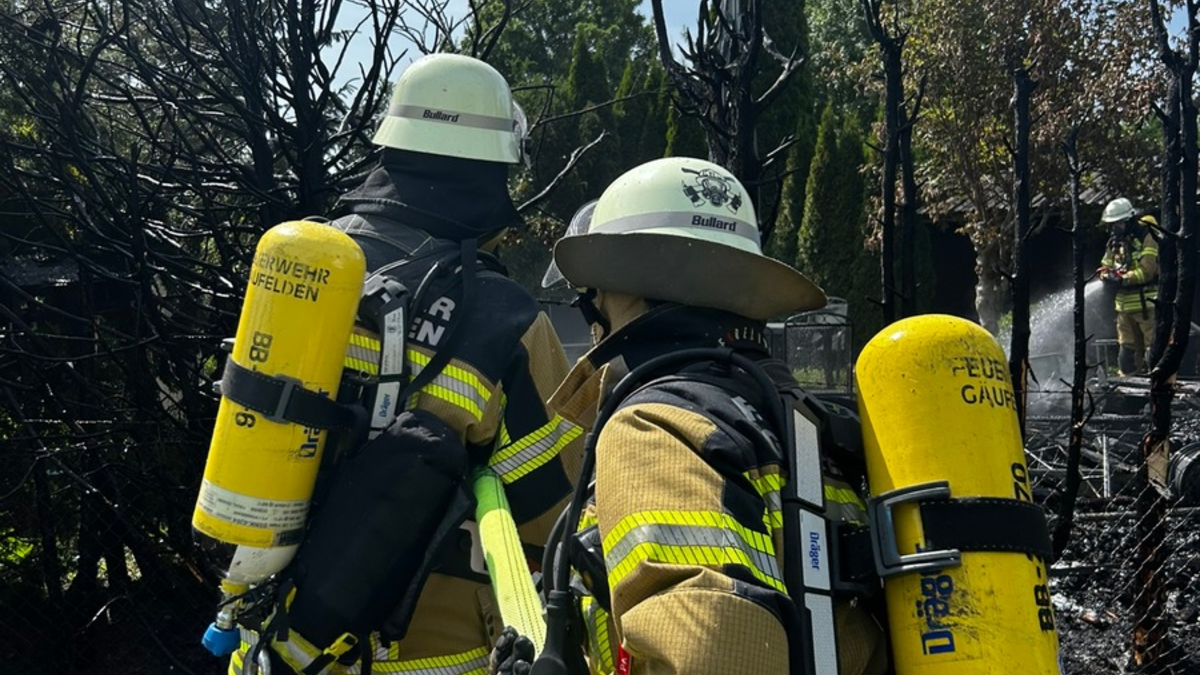 FW Gäufelden: Ausgedehnter Heckenbrand mit Wohnwagen in Vollbrand - Foto: presseportal.de