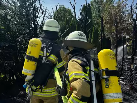 FW Gäufelden: Ausgedehnter Heckenbrand mit Wohnwagen in Vollbrand - Foto: presseportal.de