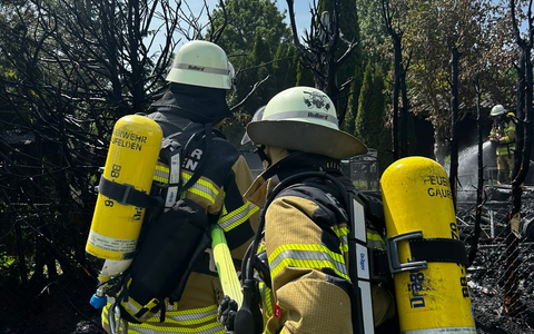 FW Gäufelden: Ausgedehnter Heckenbrand mit Wohnwagen in Vollbrand - Foto: presseportal.de