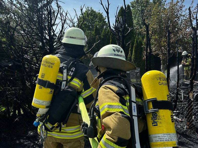 FW Gäufelden: Ausgedehnter Heckenbrand mit Wohnwagen in Vollbrand - Foto: presseportal.de