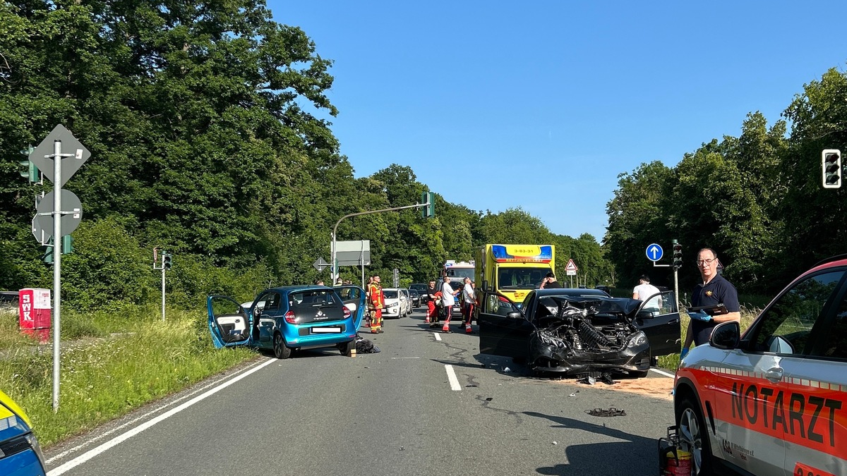 LPI-EF: Unfall mit drei Verletzten Personen und zwei nicht mehr fahrbereiten PKW - Foto: presseportal.de