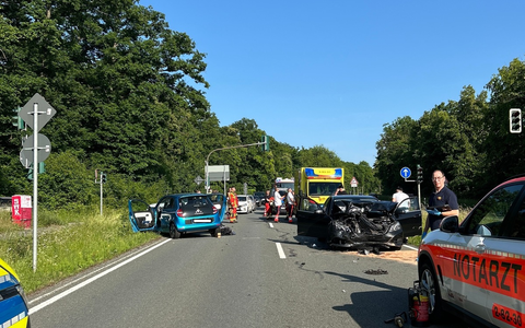 LPI-EF: Unfall mit drei Verletzten Personen und zwei nicht mehr fahrbereiten PKW - Foto: presseportal.de