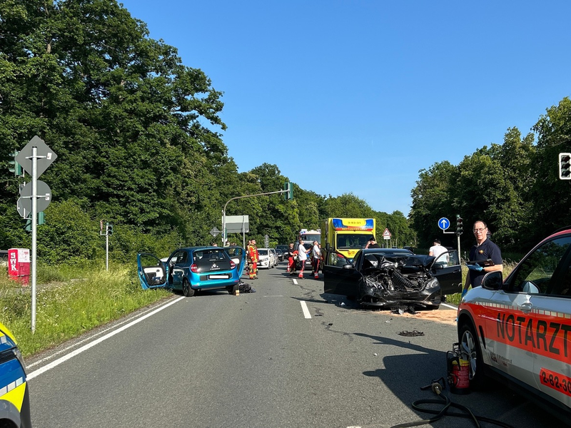 LPI-EF: Unfall mit drei Verletzten Personen und zwei nicht mehr fahrbereiten PKW - Foto: presseportal.de