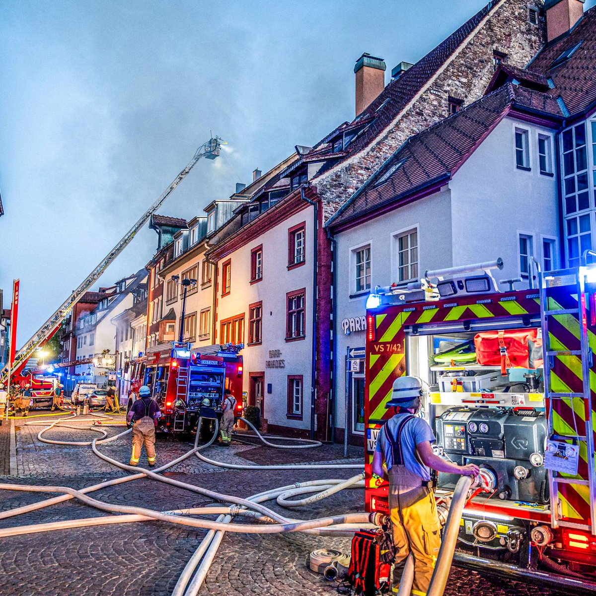 Ein Feuerwehrmann wurde nach aktuellen Angaben verletzt. (Symbolbild) - Foto: Joshua Rzepka/onw-images/dpa
