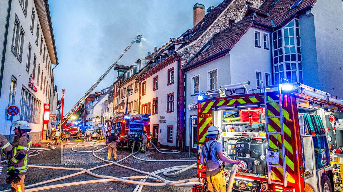 Die Löscharbeiten waren aufgrund der engen Gassen und des dichten Altbaubestandes herausfordernd. - Foto: Joshua Rzepka/onw-images/dpa