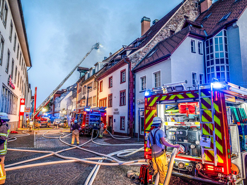 Die Löscharbeiten waren aufgrund der engen Gassen und des dichten Altbaubestandes herausfordernd. - Foto: Joshua Rzepka/onw-images/dpa