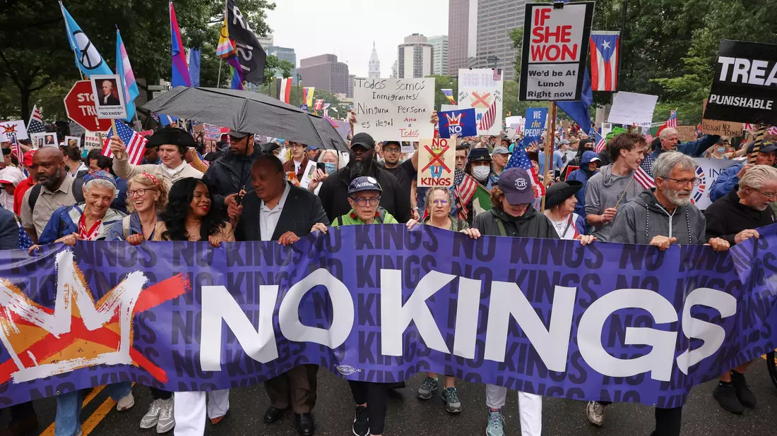 Das Motto der Proteste lautet «No Kings» (Keine Könige). - Bild: Yuki Iwamura/FR171758 AP/dpa