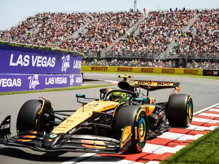 Max Verstappen auf der Strecke. - Foto: Christopher Katsarov/The Canadian Press/AP/dpa