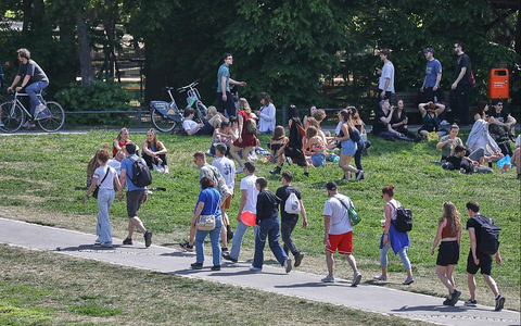 Junge Leute im Sommer (Archiv) - Foto: über dts Nachrichtenagentur