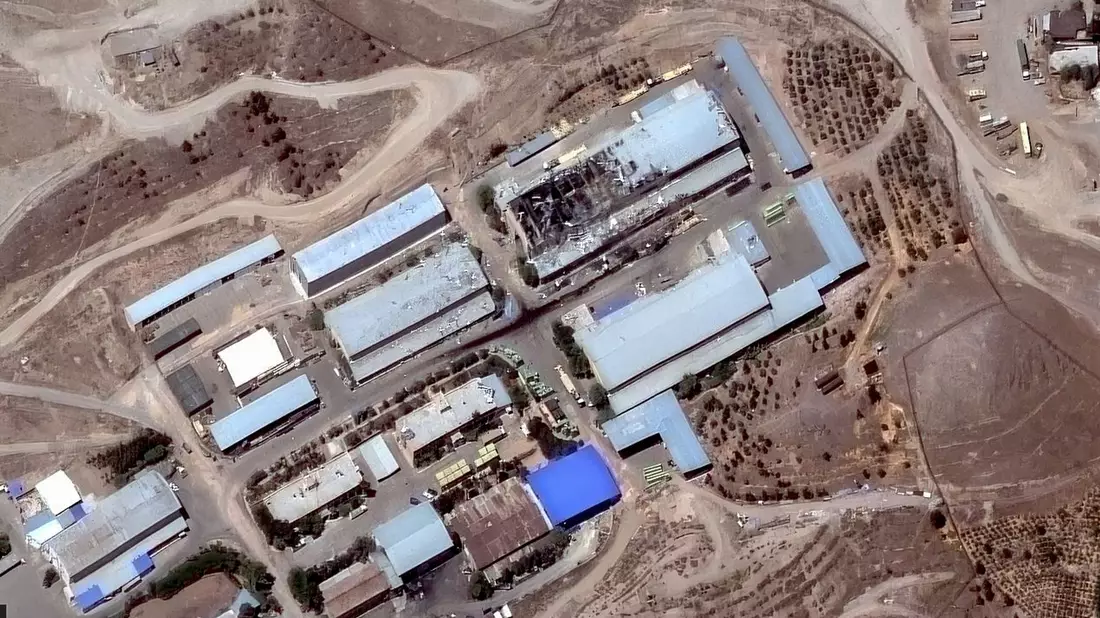 Israels Luftwaffe nimmt nach eigenen Angaben erneut militärische Ziele im Iran ins Visier.  - Bild: -/Maxar Technologies via AP/dpa