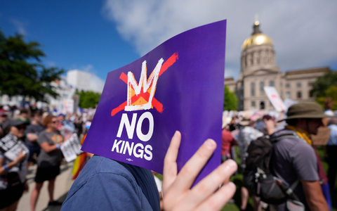 «No Kings» (Keine Könige) war das übergreifende Motto der Proteste.  - Foto: Mike Stewart/AP/dpa