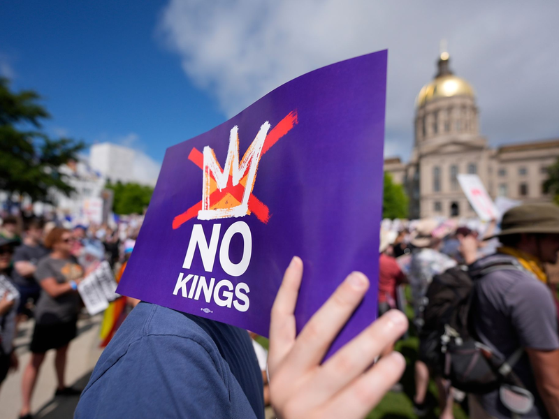 «No Kings» (Keine Könige) war das übergreifende Motto der Proteste.  - Foto: Mike Stewart/AP/dpa