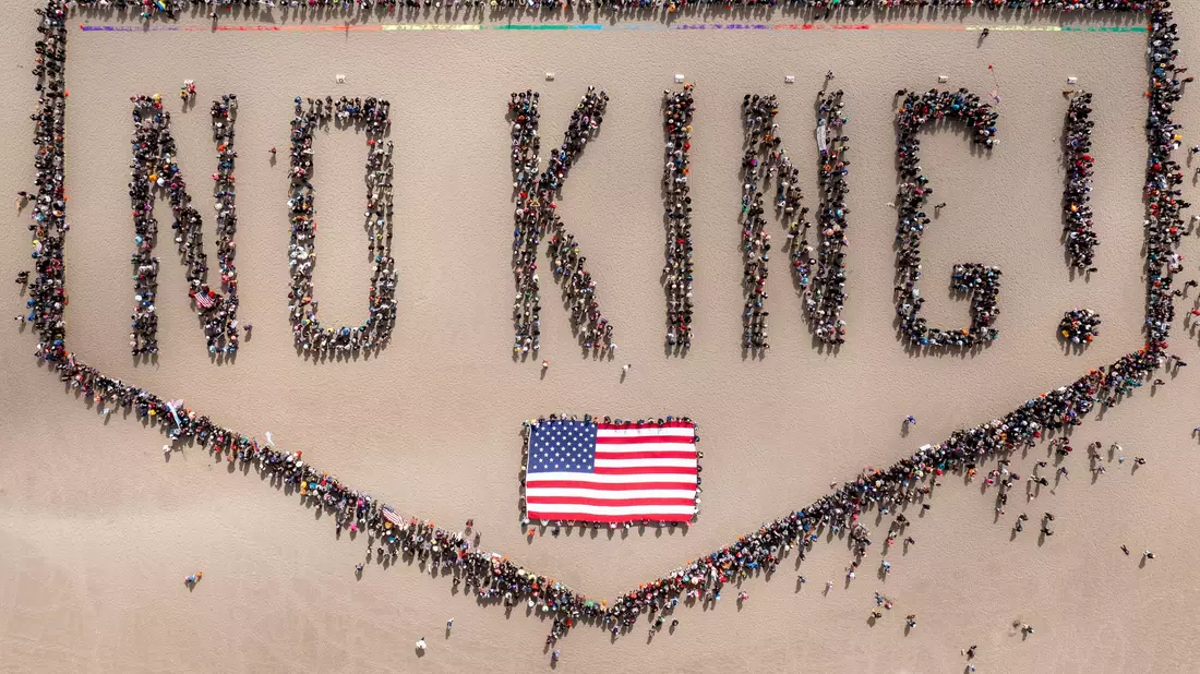 «NO KING!» verkörpern Hunderte Demonstranten an einem Strand in San Francisco. - Bild: Santiago Mejia/San Francisco Chronicle/AP/dpa