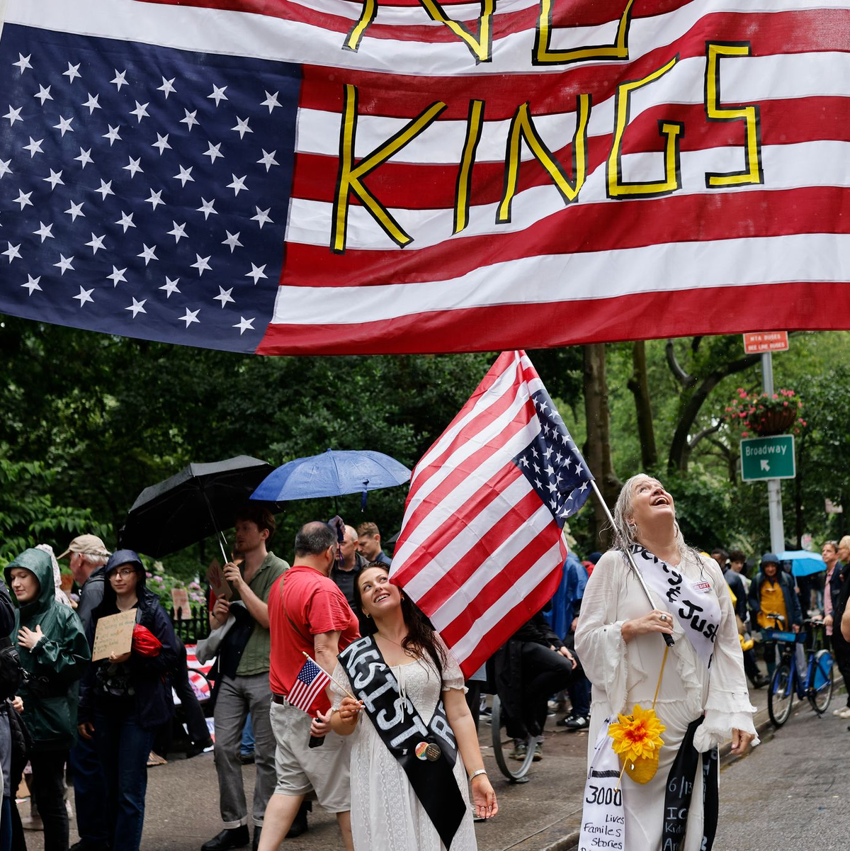 In New York blieben einige Demonstranten nach dem Ende der Protestaktion noch in Manhattan. - Foto: Stefan Jeremiah/AP/dpa
