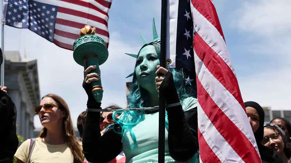 In San Francisco war eine Demonstrantin als Freiheitsstatue kostümiert. - Bild: Benjamin Fanjoy/AP/dpa