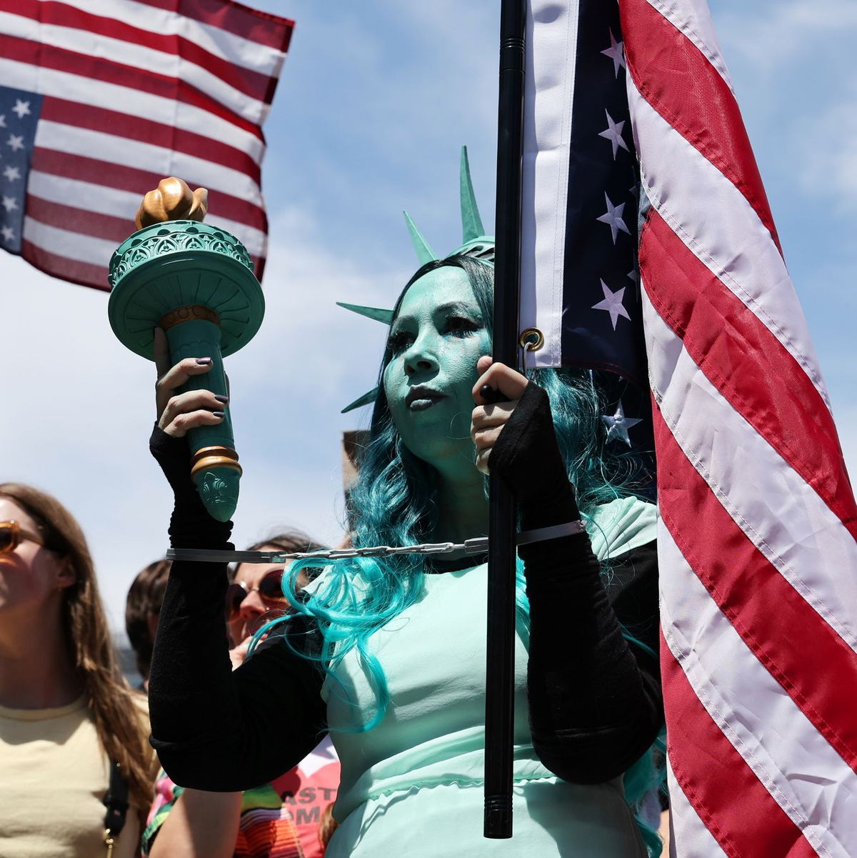 In San Francisco war eine Demonstrantin als Freiheitsstatue kostümiert. - Foto: Benjamin Fanjoy/AP/dpa